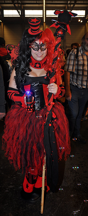 F.A.C.T.S. 2013 — Femme en rouge et noir armée d'un pistolet à bulles