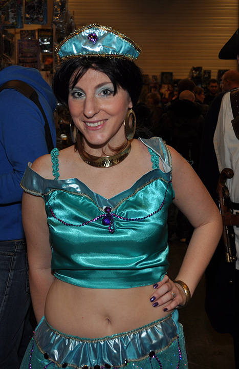 F.A.C.T.S. 2010 — Jeune femme ventre nu en costume turquoise