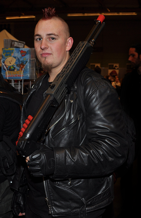 F.A.C.T.S. 2010 — Homme au fusil de chasse, veste en cuir, barbiche et crête
