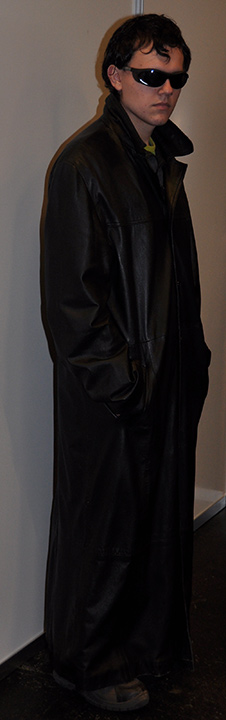 F.A.C.T.S. 2010 — Homme aux lunettes et manteau noirs