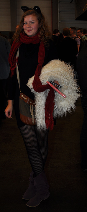F.A.C.T.S. 2010 — Femme aux oreilles de félin portant écharpe et vêtements sombres, fourrure blanche au bras