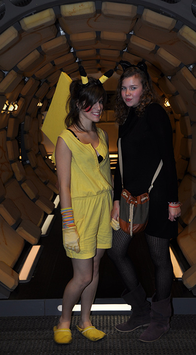 F.A.C.T.S. 2010 — Couple de femmes dont une habillée de jaune et portant des antennes