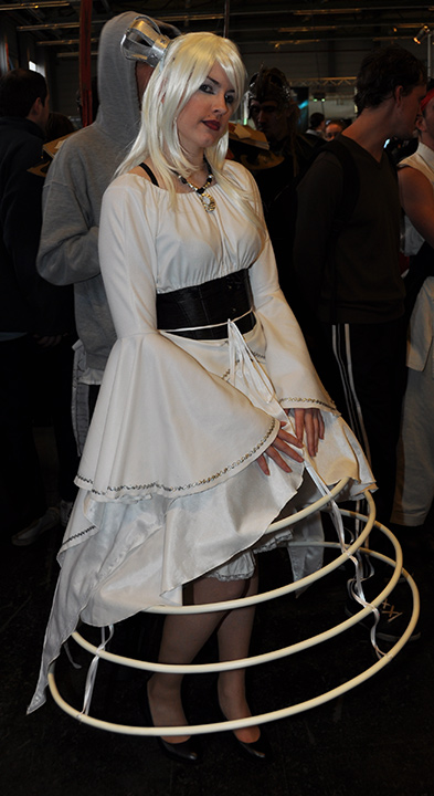 F.A.C.T.S. 2010 — Femme aux cheveux blancs, couronne argentée et robe blanche à anneaux concentriques