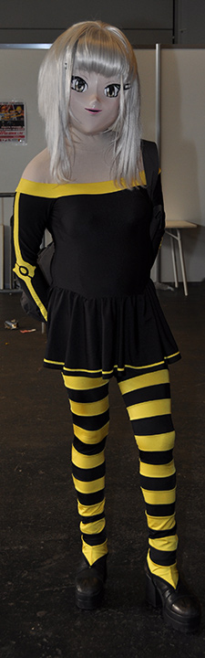 F.A.C.T.S. 2010 — Personnage féminin masqué, vêtu de jaune et noir