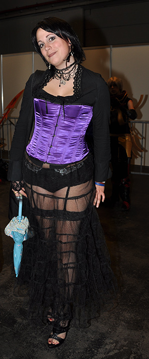 F.A.C.T.S. 2010 — Femme brune au corsage violet et parapluie turquoise