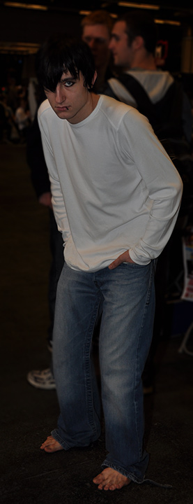 F.A.C.T.S. 2010 — Homme pieds nus en jeans et T-shirt à manches longues blanc