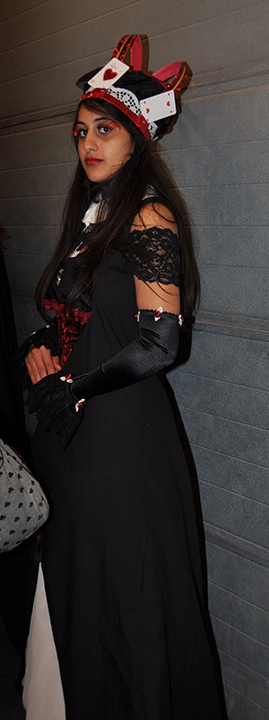 F.A.C.T.S. 2010 — Femme en noir et rouge coiffée d'une couronne ornée de cartes à jouer