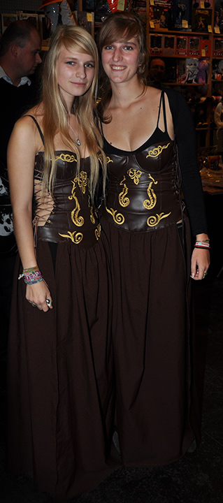 F.A.C.T.S. 2010 — Couple de femmes portant le même costume de cuir aux motifs dorés