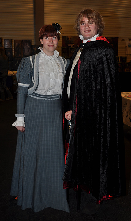 F.A.C.T.S. 2010 — Couple portant un chemisier romantique et une cape