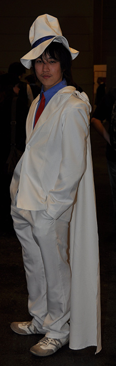 F.A.C.T.S. 2010 — Homme au costume, cape, chapeau et chaussures blancs