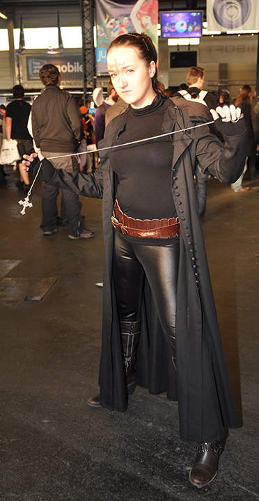 F.A.C.T.S. 2011 — Femme en noir portant une croix au bout d'une chaine