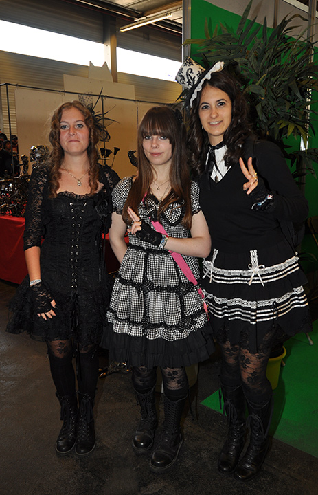 F.A.C.T.S. 2011 — Trois jeunes femmes en noir et blanc