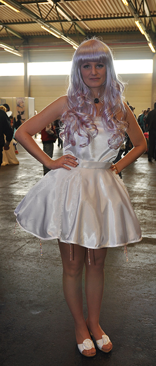 F.A.C.T.S. 2011 — Femme aux longs cheveux argentés, portant une robe et des escarpins blancs