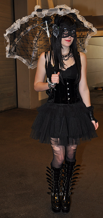 F.A.C.T.S. 2011 — Femme masquée vêtue de noir, portant une ombrelle